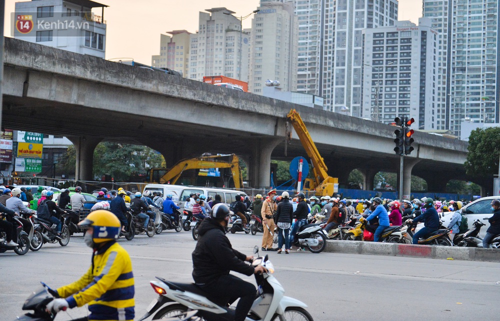 Ảnh: Hàng trăm phương tiện đi ngược chiều vội quay xe khi gặp CSGT - Ảnh 10.