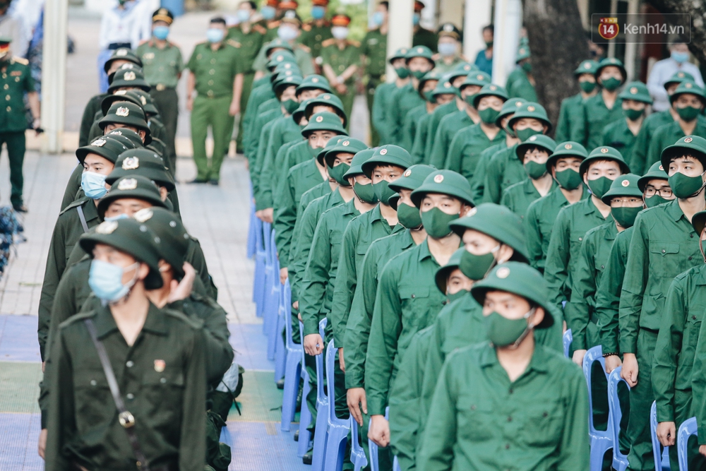 Thanh niên TP.HCM lên đường nhập ngũ: Người khóc nghẹn vì vừa chia tay bạn gái, người hạnh phúc khi được trao nụ hôn đầu tiên - Ảnh 4.