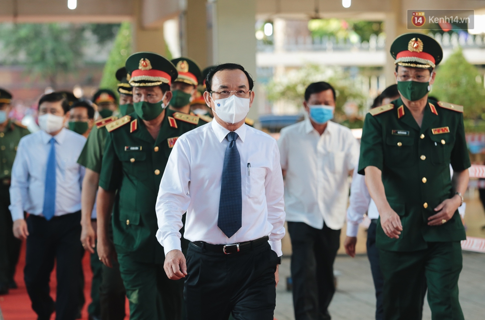 Thanh niên TP.HCM lên đường nhập ngũ: Người khóc nghẹn vì vừa chia tay bạn gái, người hạnh phúc khi được trao nụ hôn đầu tiên - Ảnh 1.