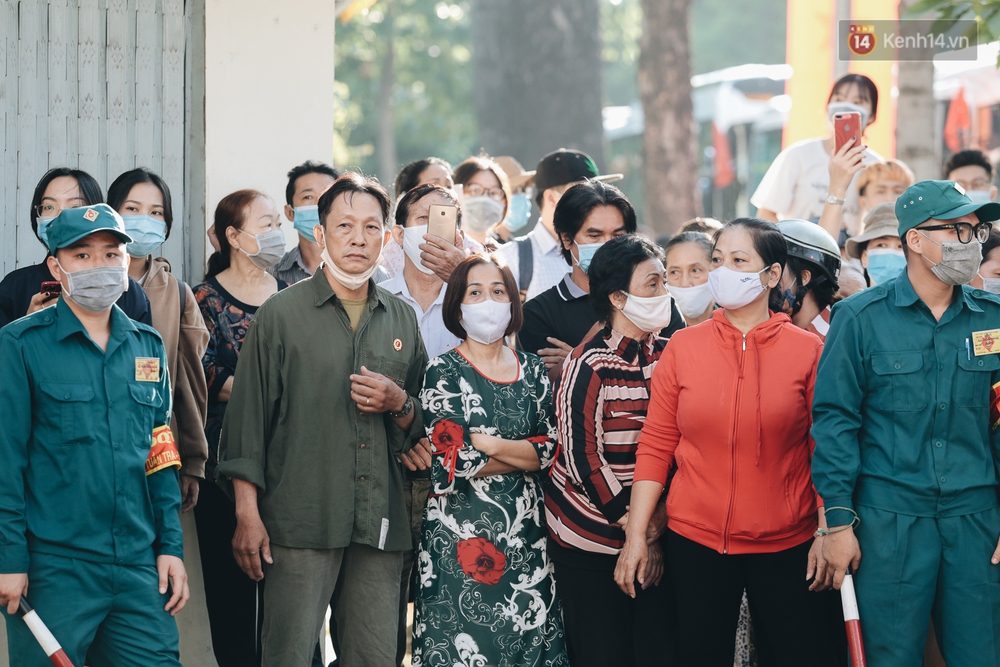 Chùm ảnh: Những người mẹ ở TP.HCM bật khóc nghẹn ngào tiễn con lên đường nhập ngũ - Ảnh 1. Chùm ảnh: Những người mẹ ở TP.HCM bật khóc nghẹn ngào tiễn con lên đường nhập ngũ - Ảnh 1.