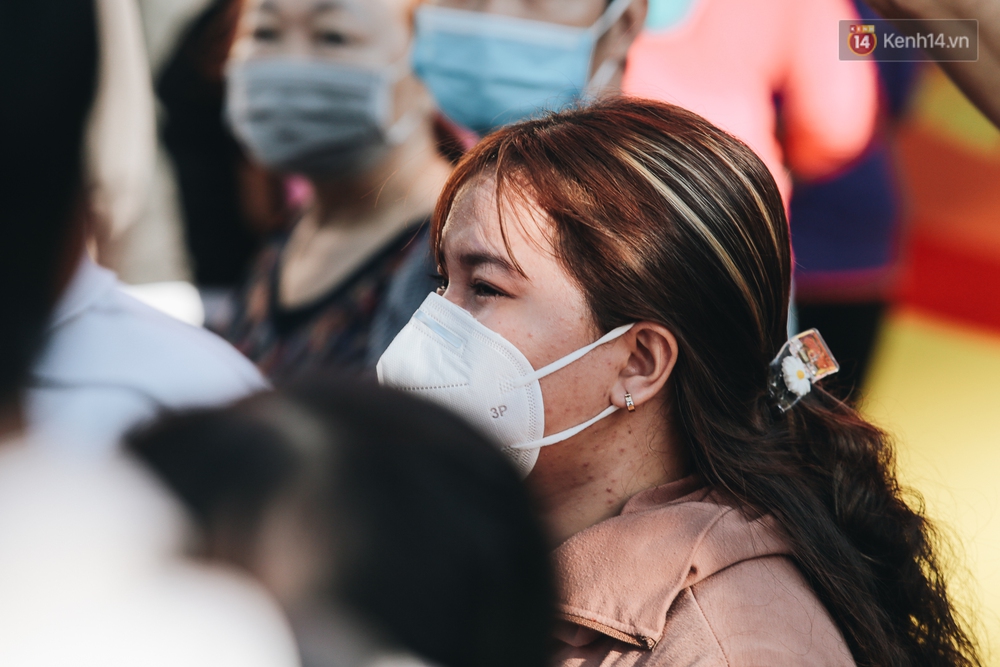 Chùm ảnh: Những người mẹ ở TP.HCM bật khóc nghẹn ngào tiễn con lên đường nhập ngũ - Ảnh 9. Chùm ảnh: Những người mẹ ở TP.HCM bật khóc nghẹn ngào tiễn con lên đường nhập ngũ - Ảnh 9.