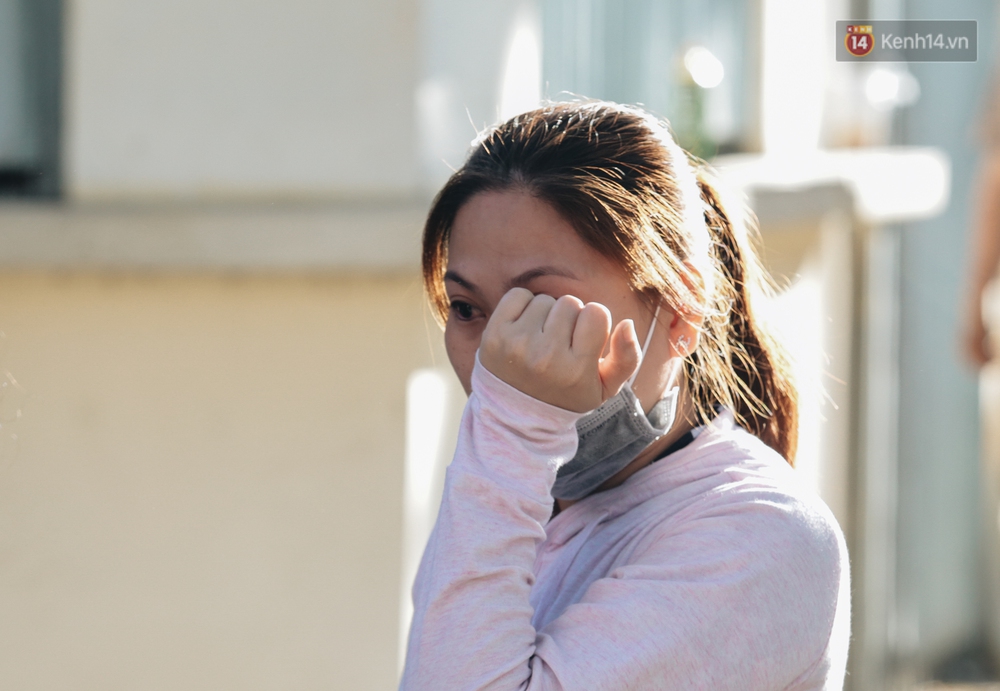Chùm ảnh: Những người mẹ ở TP.HCM bật khóc nghẹn ngào tiễn con lên đường nhập ngũ - Ảnh 7. Chùm ảnh: Những người mẹ ở TP.HCM bật khóc nghẹn ngào tiễn con lên đường nhập ngũ - Ảnh 7.