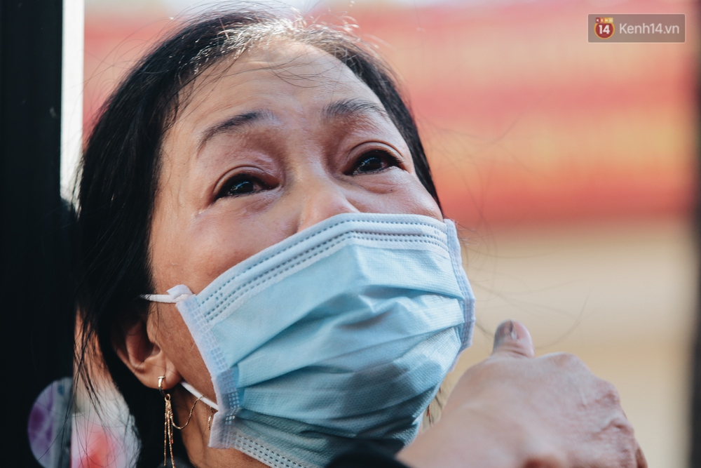 Chùm ảnh: Những người mẹ ở TP.HCM bật khóc nghẹn ngào tiễn con lên đường nhập ngũ - Ảnh 6. Chùm ảnh: Những người mẹ ở TP.HCM bật khóc nghẹn ngào tiễn con lên đường nhập ngũ - Ảnh 6.