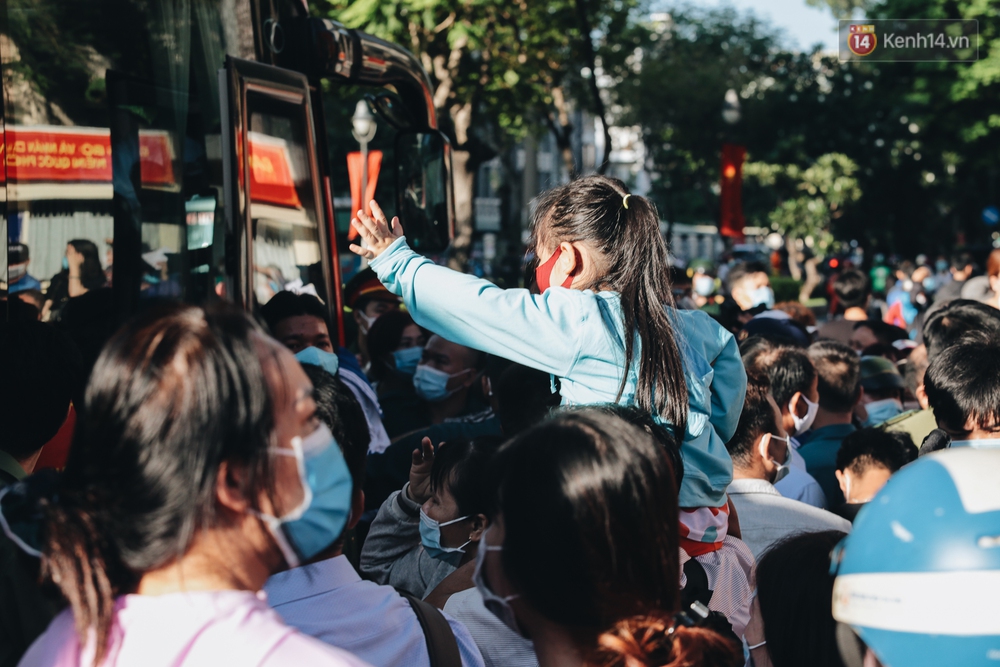 Thanh niên TP.HCM lên đường nhập ngũ: Người khóc nghẹn vì vừa chia tay bạn gái, người hạnh phúc khi được trao nụ hôn đầu tiên - Ảnh 14.