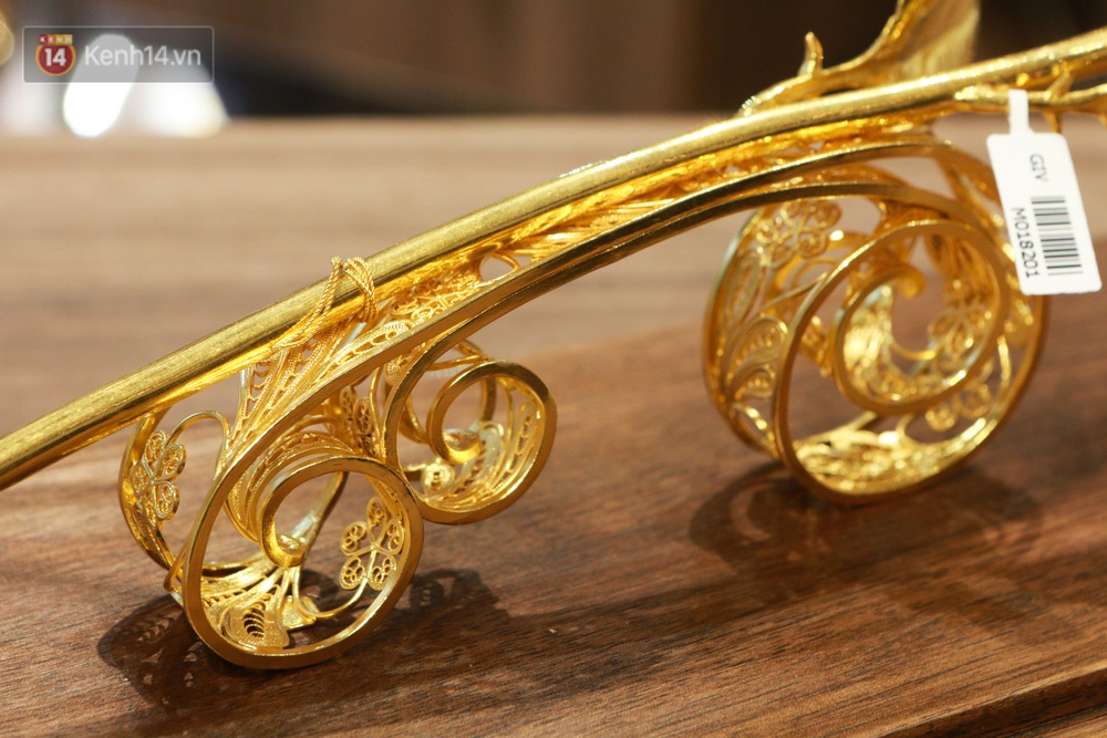 Cận cảnh hoa hồng đúc vàng giá 330 triệu đồng được đại gia Hải Phòng mua làm quà tặng ngày 8/3 - Ảnh 3.