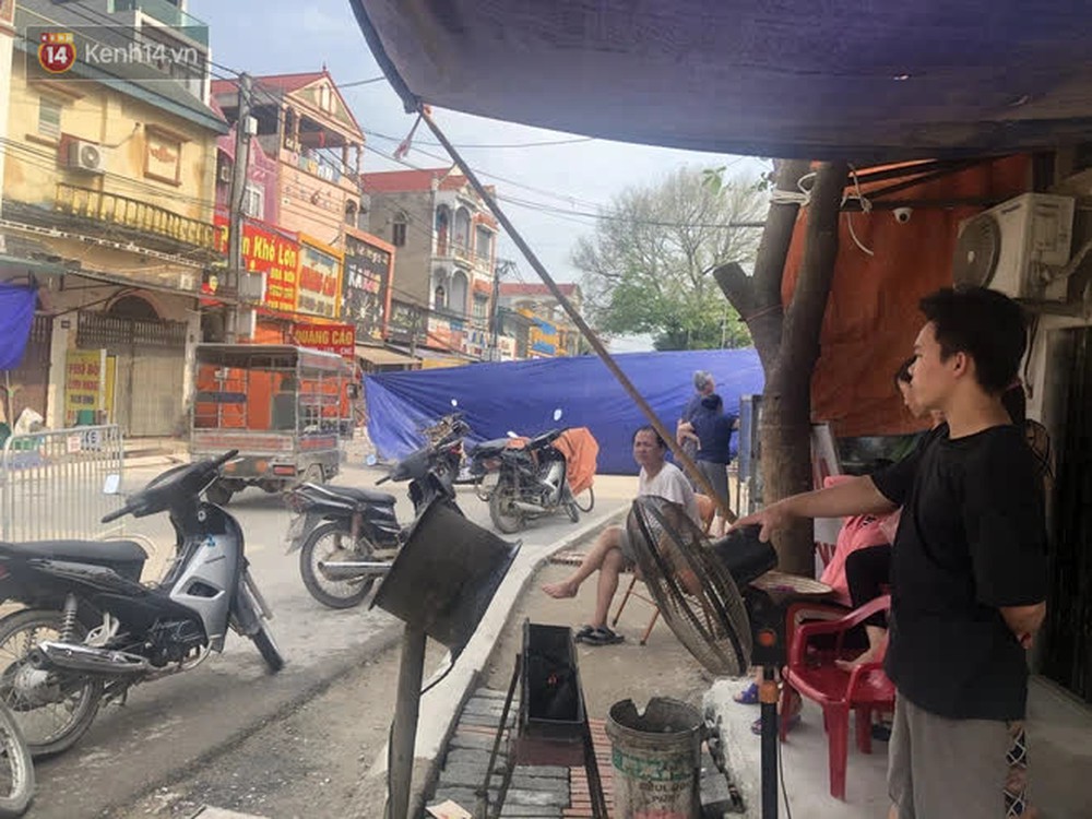 Cuộc sống đảo lộn sau 1 tuần xuất hiện hố tử thần ở Hà Nội: Công việc làm ăn bị đình chỉ, con cháu phải mang đi gửi - Ảnh 7.