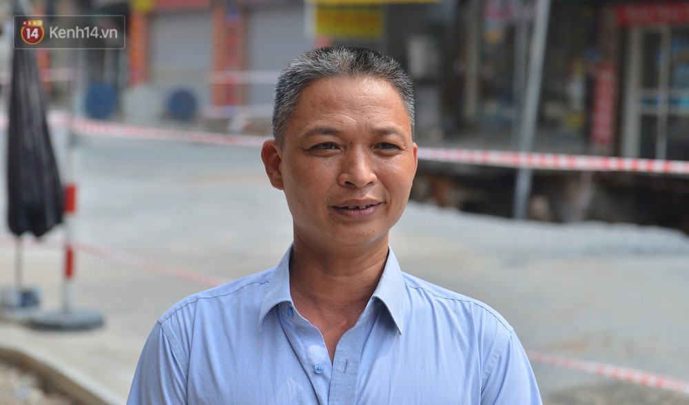Cuộc sống đảo lộn sau 1 tuần xuất hiện hố tử thần ở Hà Nội: Công việc làm ăn bị đình chỉ, con cháu phải mang đi gửi - Ảnh 2.