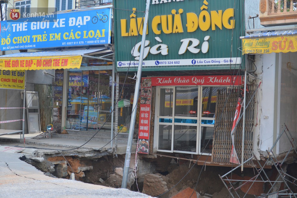 Cuộc sống đảo lộn sau 1 tuần xuất hiện hố tử thần ở Hà Nội: Công việc làm ăn bị đình chỉ, con cháu phải mang đi gửi - Ảnh 4.