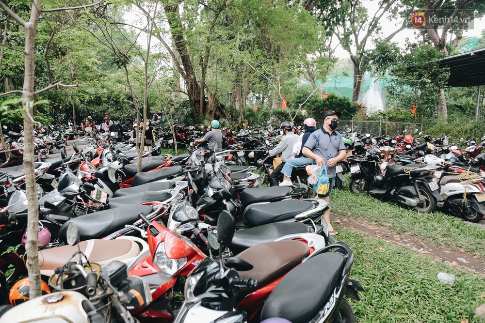 Ảnh: Biển người chật kín từ trong ra ngoài ở Thảo Cầm Viên Sài Gòn ngày giỗ Tổ Hùng Vương - Ảnh 3.