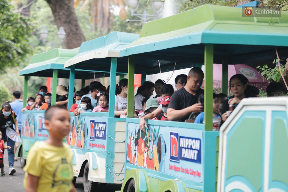 Ảnh: Biển người chật kín từ trong ra ngoài ở Thảo Cầm Viên Sài Gòn ngày giỗ Tổ Hùng Vương - Ảnh 16.