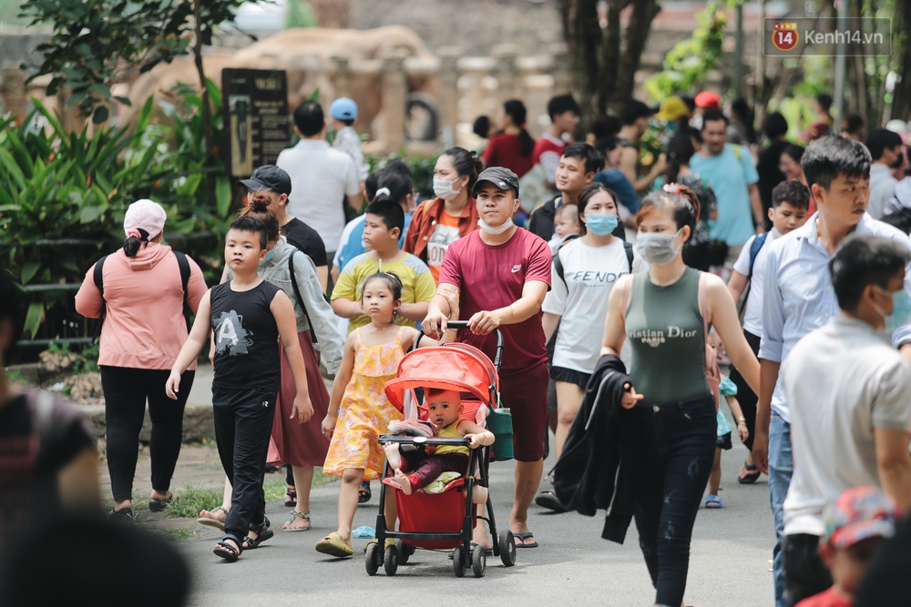 Ảnh: Biển người chật kín từ trong ra ngoài ở Thảo Cầm Viên Sài Gòn ngày giỗ Tổ Hùng Vương - Ảnh 9.