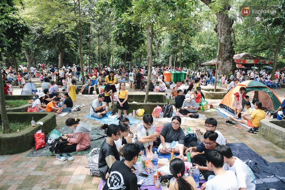 Ảnh: Biển người chật kín từ trong ra ngoài ở Thảo Cầm Viên Sài Gòn ngày giỗ Tổ Hùng Vương - Ảnh 11.