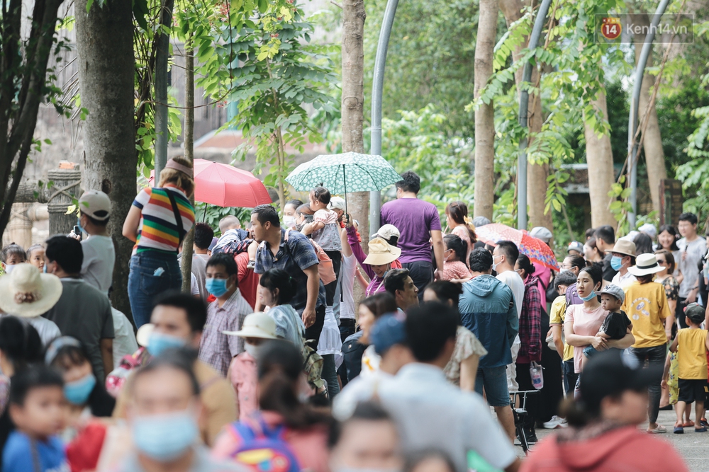 Ảnh: Biển người chật kín từ trong ra ngoài ở Thảo Cầm Viên Sài Gòn ngày giỗ Tổ Hùng Vương - Ảnh 7.