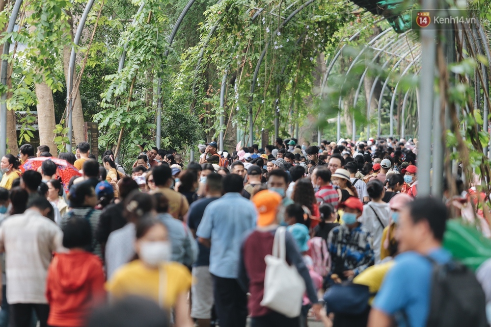 Ảnh: Biển người chật kín từ trong ra ngoài ở Thảo Cầm Viên Sài Gòn ngày giỗ Tổ Hùng Vương - Ảnh 6.