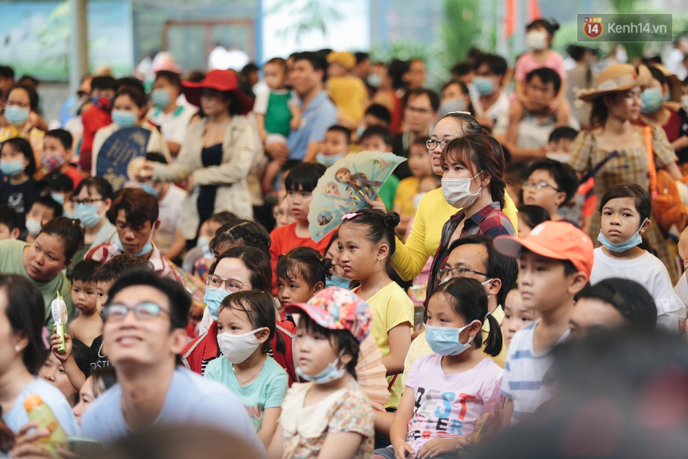 Ảnh: Biển người chật kín từ trong ra ngoài ở Thảo Cầm Viên Sài Gòn ngày giỗ Tổ Hùng Vương - Ảnh 5.