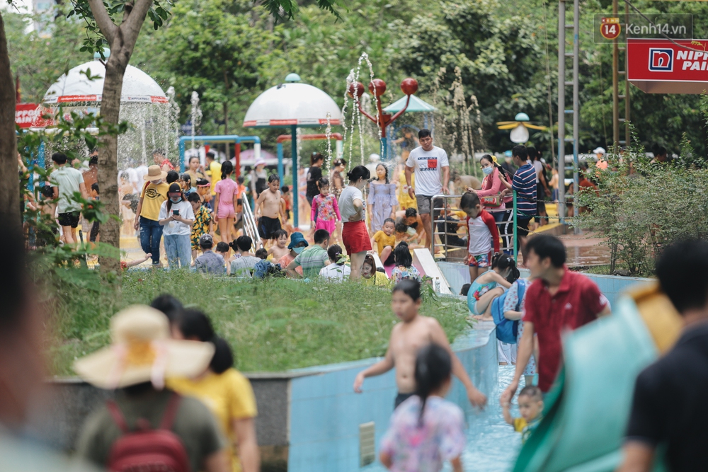 Ảnh: Biển người chật kín từ trong ra ngoài ở Thảo Cầm Viên Sài Gòn ngày giỗ Tổ Hùng Vương - Ảnh 15.