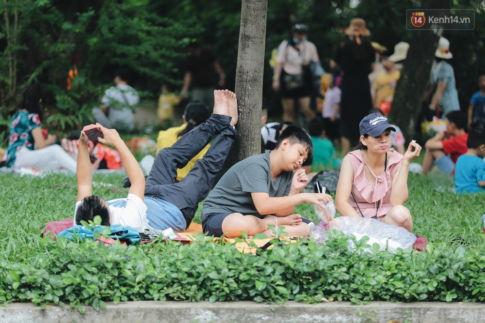 Ảnh: Biển người chật kín từ trong ra ngoài ở Thảo Cầm Viên Sài Gòn ngày giỗ Tổ Hùng Vương - Ảnh 13.