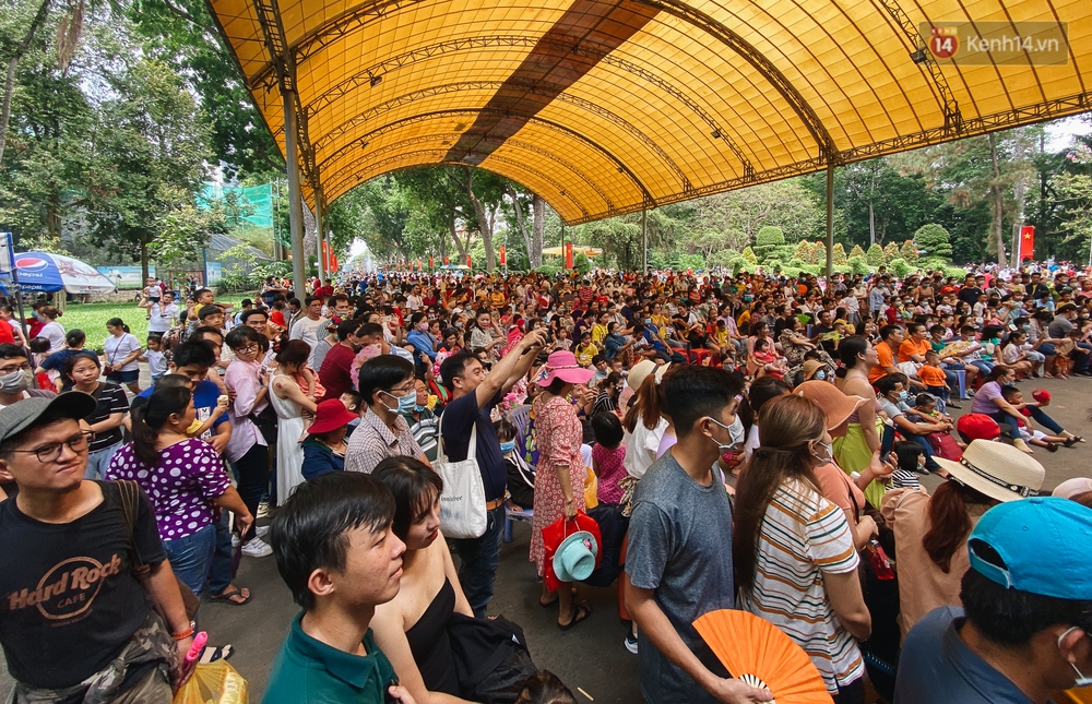 Ảnh: Biển người chật kín từ trong ra ngoài ở Thảo Cầm Viên Sài Gòn ngày giỗ Tổ Hùng Vương - Ảnh 4.