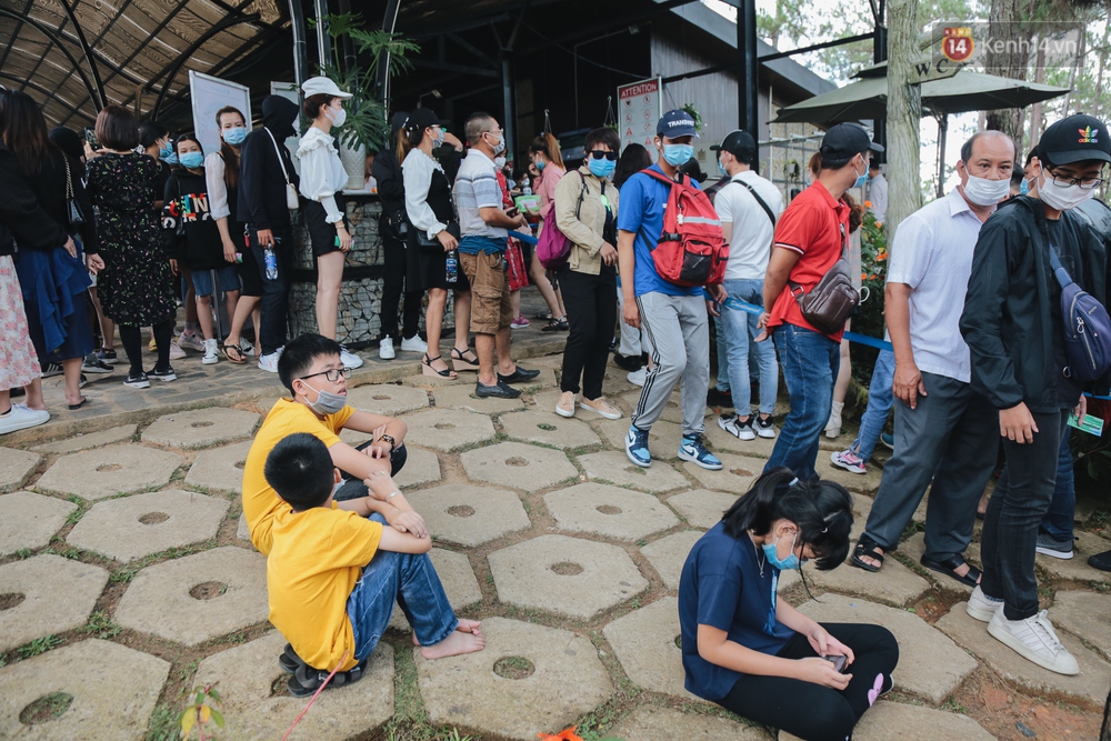 Khu du lịch ở Đà Lạt ngày lễ: Khách rồng rắn xếp hàng dài cả tiếng, trẻ em vật vờ ngồi bệt dưới đất - Ảnh 8.