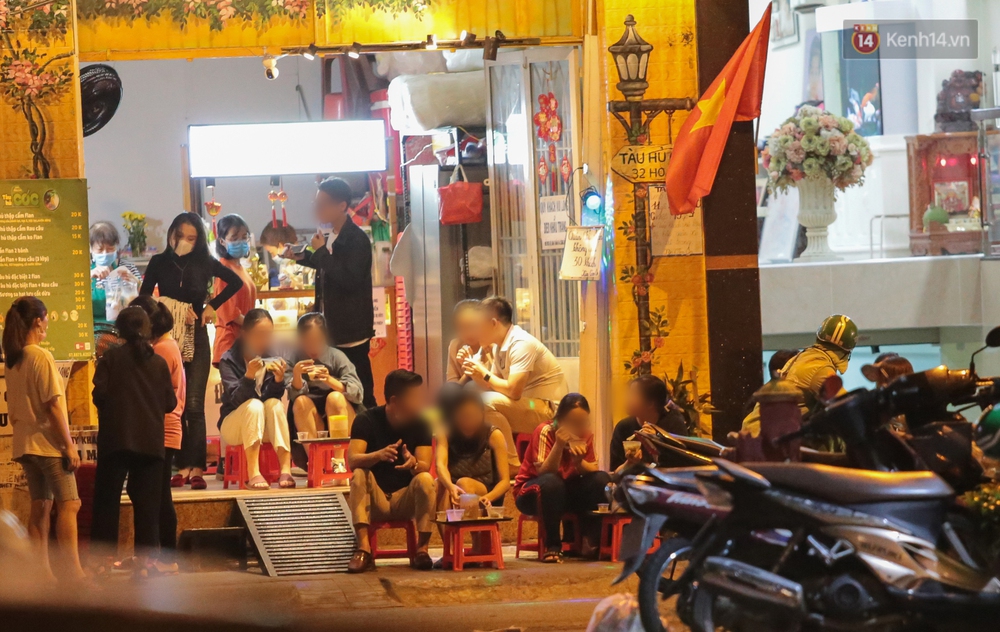 Cuối tuần, khách nhậu Sài Gòn ngồi chật kín quán, giới trẻ tụ tập tràn vỉa hè giữa dịch Covid-19 - Ảnh 2. Cuối tuần, khách nhậu Sài Gòn ngồi chật kín quán, giới trẻ tụ tập tràn vỉa hè giữa dịch Covid-19 - Ảnh 2.