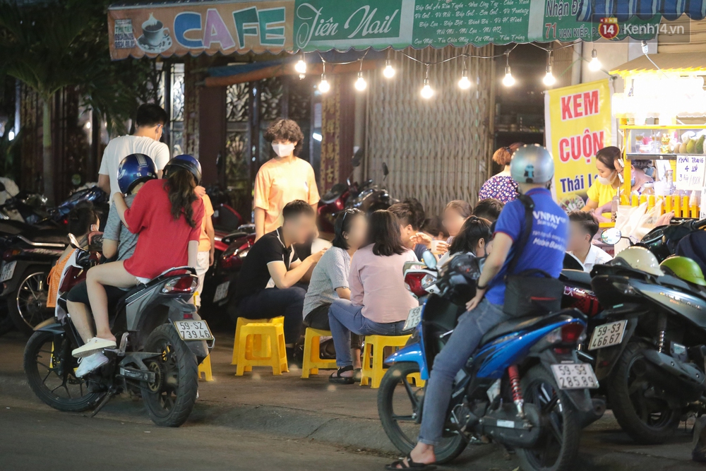 Cuối tuần, khách nhậu Sài Gòn ngồi chật kín quán, giới trẻ tụ tập tràn vỉa hè giữa dịch Covid-19 - Ảnh 7. Cuối tuần, khách nhậu Sài Gòn ngồi chật kín quán, giới trẻ tụ tập tràn vỉa hè giữa dịch Covid-19 - Ảnh 7.
