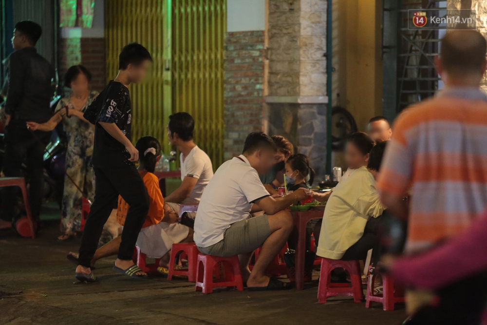 Cuối tuần, khách nhậu Sài Gòn ngồi chật kín quán, giới trẻ tụ tập tràn vỉa hè giữa dịch Covid-19 - Ảnh 8. Cuối tuần, khách nhậu Sài Gòn ngồi chật kín quán, giới trẻ tụ tập tràn vỉa hè giữa dịch Covid-19 - Ảnh 8.