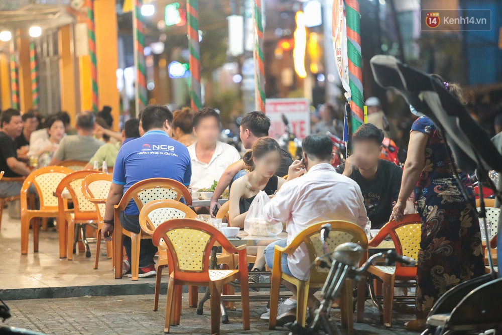 Cuối tuần, khách nhậu Sài Gòn ngồi chật kín quán, giới trẻ tụ tập tràn vỉa hè giữa dịch Covid-19 - Ảnh 12. Cuối tuần, khách nhậu Sài Gòn ngồi chật kín quán, giới trẻ tụ tập tràn vỉa hè giữa dịch Covid-19 - Ảnh 12.