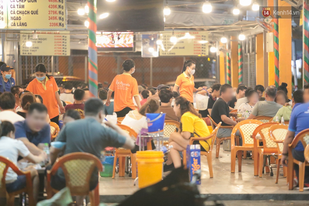 Cuối tuần, khách nhậu Sài Gòn ngồi chật kín quán, giới trẻ tụ tập tràn vỉa hè giữa dịch Covid-19 - Ảnh 11. Cuối tuần, khách nhậu Sài Gòn ngồi chật kín quán, giới trẻ tụ tập tràn vỉa hè giữa dịch Covid-19 - Ảnh 11.