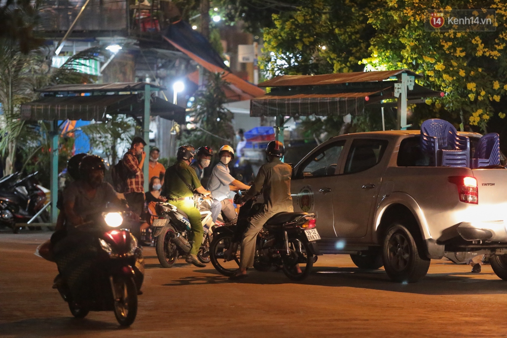 Cuối tuần, khách nhậu Sài Gòn ngồi chật kín quán, giới trẻ tụ tập tràn vỉa hè giữa dịch Covid-19 - Ảnh 10. Cuối tuần, khách nhậu Sài Gòn ngồi chật kín quán, giới trẻ tụ tập tràn vỉa hè giữa dịch Covid-19 - Ảnh 10.
