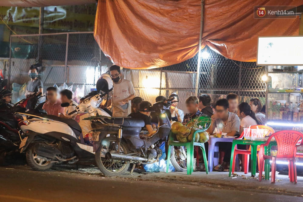Cuối tuần, khách nhậu Sài Gòn ngồi chật kín quán, giới trẻ tụ tập tràn vỉa hè giữa dịch Covid-19 - Ảnh 6. Cuối tuần, khách nhậu Sài Gòn ngồi chật kín quán, giới trẻ tụ tập tràn vỉa hè giữa dịch Covid-19 - Ảnh 6.