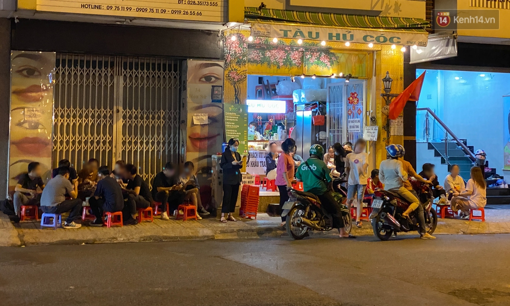 Cuối tuần, khách nhậu Sài Gòn ngồi chật kín quán, giới trẻ tụ tập tràn vỉa hè giữa dịch Covid-19 - Ảnh 1. Cuối tuần, khách nhậu Sài Gòn ngồi chật kín quán, giới trẻ tụ tập tràn vỉa hè giữa dịch Covid-19 - Ảnh 1.
