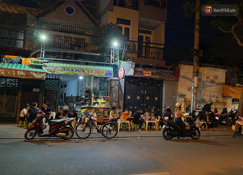 Cuối tuần, khách nhậu Sài Gòn ngồi chật kín quán, giới trẻ tụ tập tràn vỉa hè giữa dịch Covid-19 - Ảnh 3. Cuối tuần, khách nhậu Sài Gòn ngồi chật kín quán, giới trẻ tụ tập tràn vỉa hè giữa dịch Covid-19 - Ảnh 3.
