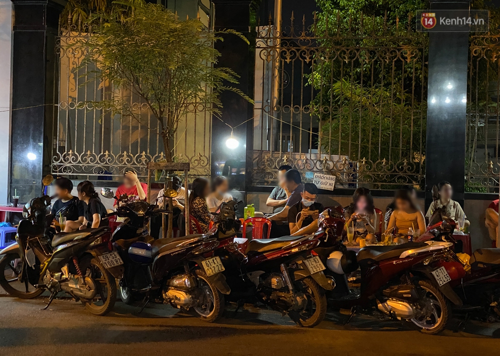 Cuối tuần, khách nhậu Sài Gòn ngồi chật kín quán, giới trẻ tụ tập tràn vỉa hè giữa dịch Covid-19 - Ảnh 4. Cuối tuần, khách nhậu Sài Gòn ngồi chật kín quán, giới trẻ tụ tập tràn vỉa hè giữa dịch Covid-19 - Ảnh 4.