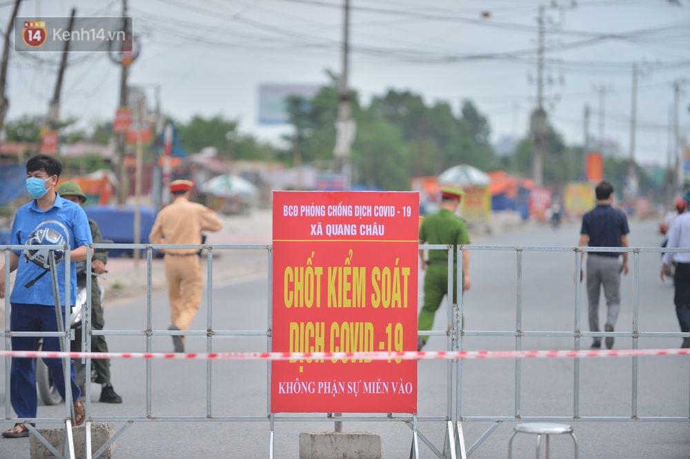 Ảnh: Bắc Giang lập chốt phong toả huyện Việt Yên sau khi phát hiện ổ dịch Công ty Hosiden, hàng chục nghìn người bị cách ly - Ảnh 2. Ảnh: Bắc Giang lập chốt phong toả huyện Việt Yên sau khi phát hiện ổ dịch Công ty Hosiden, hàng chục nghìn người bị cách ly - Ảnh 2.