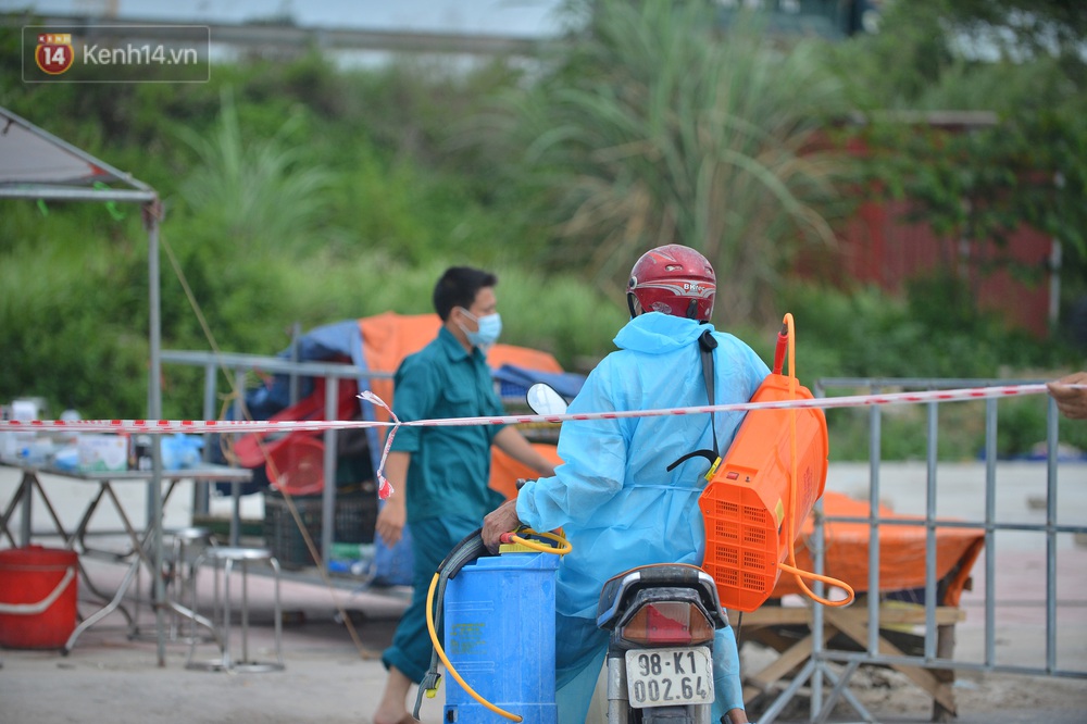 Ảnh: Bắc Giang lập chốt phong toả huyện Việt Yên sau khi phát hiện ổ dịch Công ty Hosiden, hàng chục nghìn người bị cách ly - Ảnh 6. Ảnh: Bắc Giang lập chốt phong toả huyện Việt Yên sau khi phát hiện ổ dịch Công ty Hosiden, hàng chục nghìn người bị cách ly - Ảnh 6.