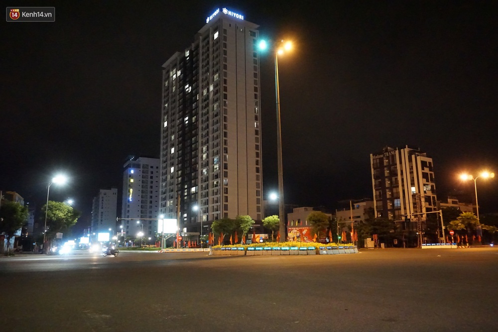 Ảnh: Những con phố lặng thinh ở Đà Nẵng trong những ngày dịch Covid-19 hoành hành - Ảnh 16. Ảnh: Những con phố lặng thinh ở Đà Nẵng trong những ngày dịch Covid-19 hoành hành - Ảnh 16.