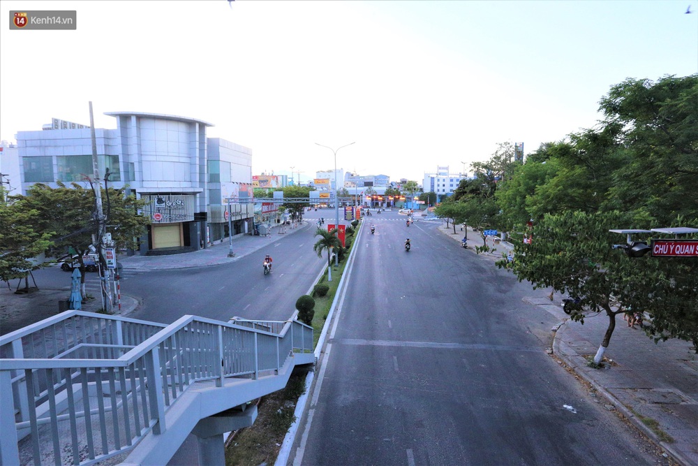Ảnh: Những con phố lặng thinh ở Đà Nẵng trong những ngày dịch Covid-19 hoành hành - Ảnh 4. Ảnh: Những con phố lặng thinh ở Đà Nẵng trong những ngày dịch Covid-19 hoành hành - Ảnh 4.