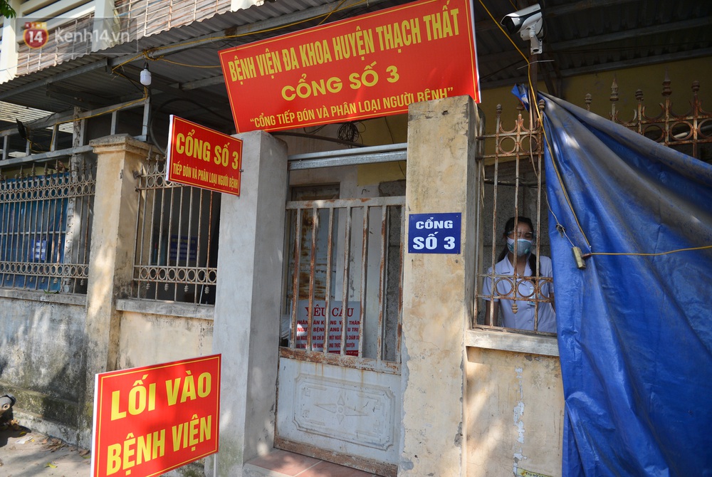 Ảnh: BV Đa khoa huyện Thạch Thất phun khử khuẩn, tạm dừng tiếp nhận bệnh nhân do liên quan ca mắc Covid-19 - Ảnh 2. Ảnh: BV Đa khoa huyện Thạch Thất phun khử khuẩn, tạm dừng tiếp nhận bệnh nhân do liên quan ca mắc Covid-19 - Ảnh 2.
