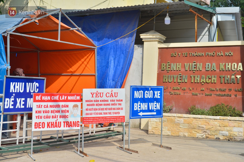 Ảnh: BV Đa khoa huyện Thạch Thất phun khử khuẩn, tạm dừng tiếp nhận bệnh nhân do liên quan ca mắc Covid-19 - Ảnh 1. Ảnh: BV Đa khoa huyện Thạch Thất phun khử khuẩn, tạm dừng tiếp nhận bệnh nhân do liên quan ca mắc Covid-19 - Ảnh 1.