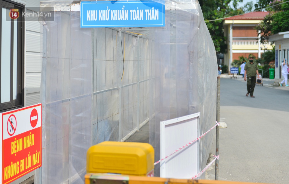 Ảnh: BV Đa khoa huyện Thạch Thất phun khử khuẩn, tạm dừng tiếp nhận bệnh nhân do liên quan ca mắc Covid-19 - Ảnh 5. Ảnh: BV Đa khoa huyện Thạch Thất phun khử khuẩn, tạm dừng tiếp nhận bệnh nhân do liên quan ca mắc Covid-19 - Ảnh 5.