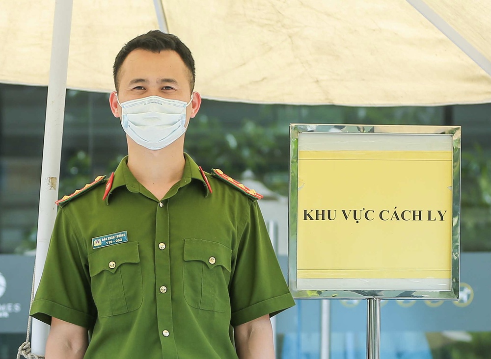 Ảnh: Shipper chuyển đồ tiếp tế và không nhận tiền mặt tại khu phong toả chung cư Vinhomes Ocean Park - Ảnh 7. Ảnh: Shipper chuyển đồ tiếp tế và không nhận tiền mặt tại khu phong toả chung cư Vinhomes Ocean Park - Ảnh 7.