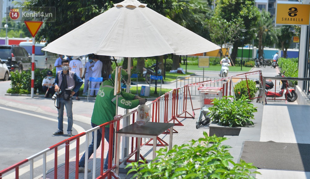 Ảnh: Shipper chuyển đồ tiếp tế và không nhận tiền mặt tại khu phong toả chung cư Vinhomes Ocean Park - Ảnh 5. Ảnh: Shipper chuyển đồ tiếp tế và không nhận tiền mặt tại khu phong toả chung cư Vinhomes Ocean Park - Ảnh 5.