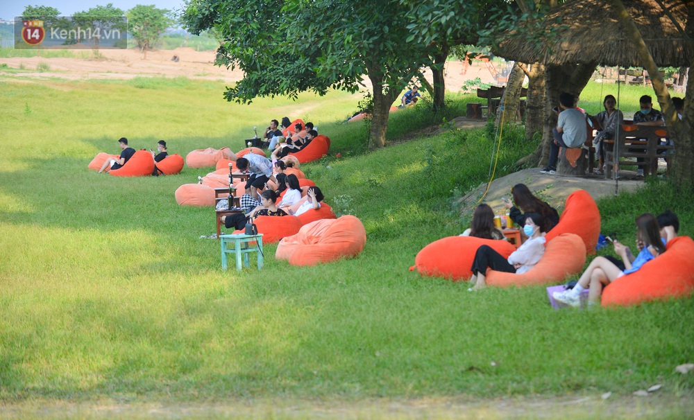 Như chưa từng có dịch Covid-19: Bãi đá sông Hồng đông nghẹt người tụ tập vui chơi, bỏ luôn cả khẩu trang để hóng mát - Ảnh 4. Như chưa từng có dịch Covid-19: Bãi đá sông Hồng đông nghẹt người tụ tập vui chơi, bỏ luôn cả khẩu trang để hóng mát - Ảnh 4.