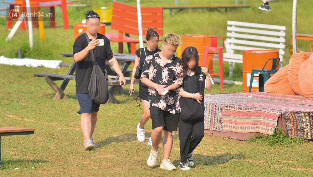 Như chưa từng có dịch Covid-19: Bãi đá sông Hồng đông nghẹt người tụ tập vui chơi, bỏ luôn cả khẩu trang để hóng mát - Ảnh 10. Như chưa từng có dịch Covid-19: Bãi đá sông Hồng đông nghẹt người tụ tập vui chơi, bỏ luôn cả khẩu trang để hóng mát - Ảnh 10.