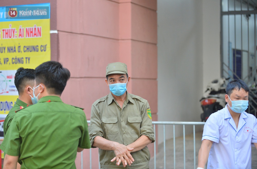 Ảnh: Phong toả một toà nhà tại KĐT Việt Hưng do liên quan ca dương tính của nam sinh ở Times City, cư dân bỏ phiếu bầu cử qua chốt kiểm dịch - Ảnh 3. Ảnh: Phong toả một toà nhà tại KĐT Việt Hưng do liên quan ca dương tính của nam sinh ở Times City, cư dân bỏ phiếu bầu cử qua chốt kiểm dịch - Ảnh 3.
