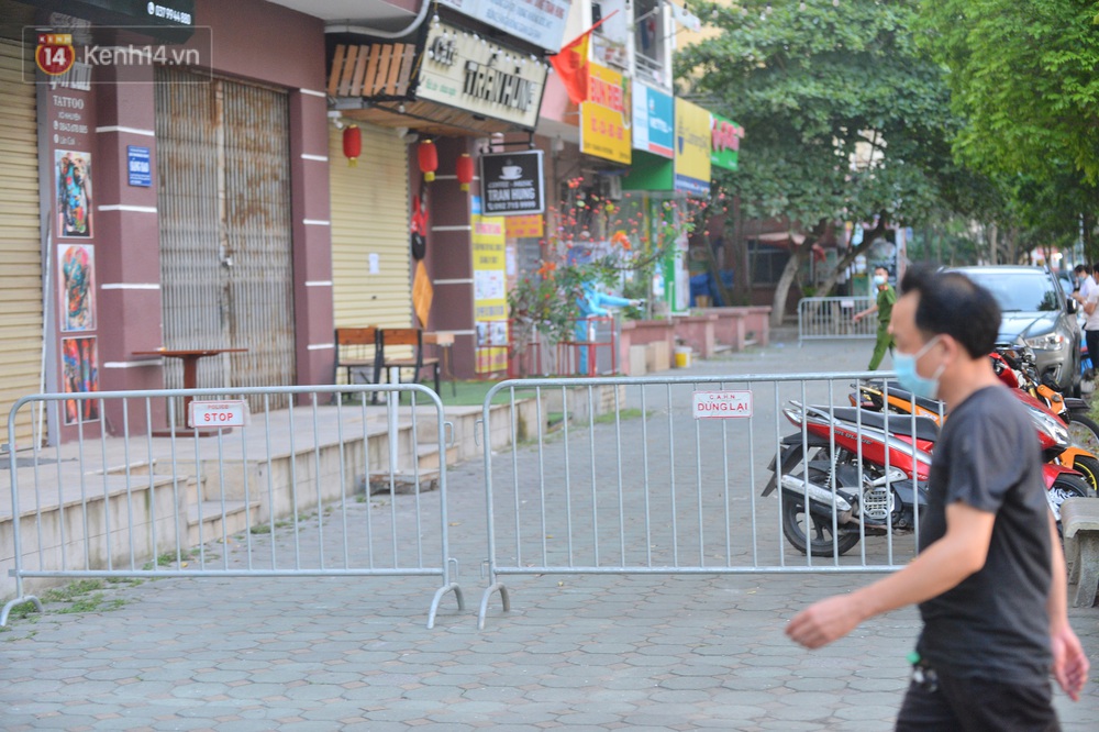 Ảnh: Phong toả một toà nhà tại KĐT Việt Hưng do liên quan ca dương tính của nam sinh ở Times City, cư dân bỏ phiếu bầu cử qua chốt kiểm dịch - Ảnh 4. Ảnh: Phong toả một toà nhà tại KĐT Việt Hưng do liên quan ca dương tính của nam sinh ở Times City, cư dân bỏ phiếu bầu cử qua chốt kiểm dịch - Ảnh 4.