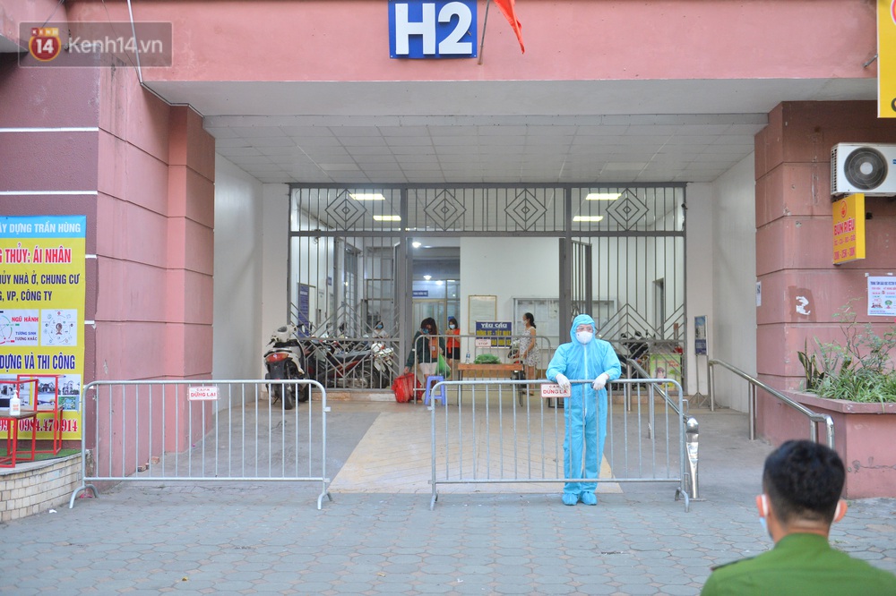 Ảnh: Phong toả một toà nhà tại KĐT Việt Hưng do liên quan ca dương tính của nam sinh ở Times City, cư dân bỏ phiếu bầu cử qua chốt kiểm dịch - Ảnh 2. Ảnh: Phong toả một toà nhà tại KĐT Việt Hưng do liên quan ca dương tính của nam sinh ở Times City, cư dân bỏ phiếu bầu cử qua chốt kiểm dịch - Ảnh 2.