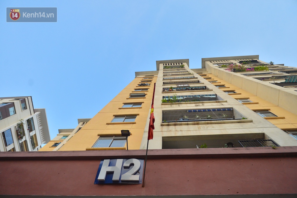 Ảnh: Phong toả một toà nhà tại KĐT Việt Hưng do liên quan ca dương tính của nam sinh ở Times City, cư dân bỏ phiếu bầu cử qua chốt kiểm dịch - Ảnh 1. Ảnh: Phong toả một toà nhà tại KĐT Việt Hưng do liên quan ca dương tính của nam sinh ở Times City, cư dân bỏ phiếu bầu cử qua chốt kiểm dịch - Ảnh 1.