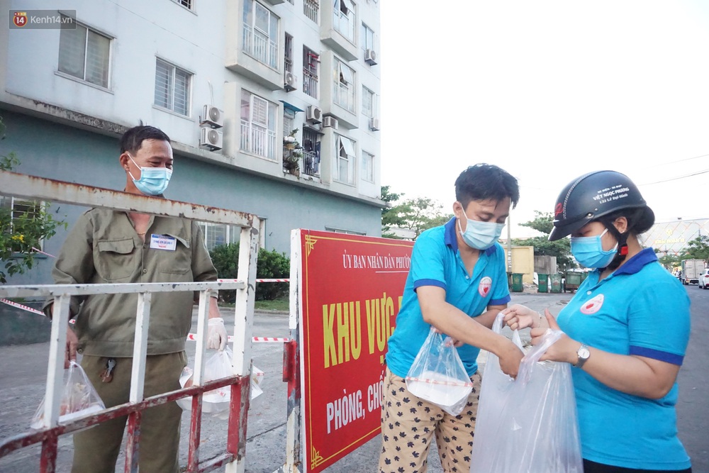 Ấm lòng những suất ăn khuya tiếp sức cho tuyến đầu chống dịch Covid-19 ở Đà Nẵng - Ảnh 5.