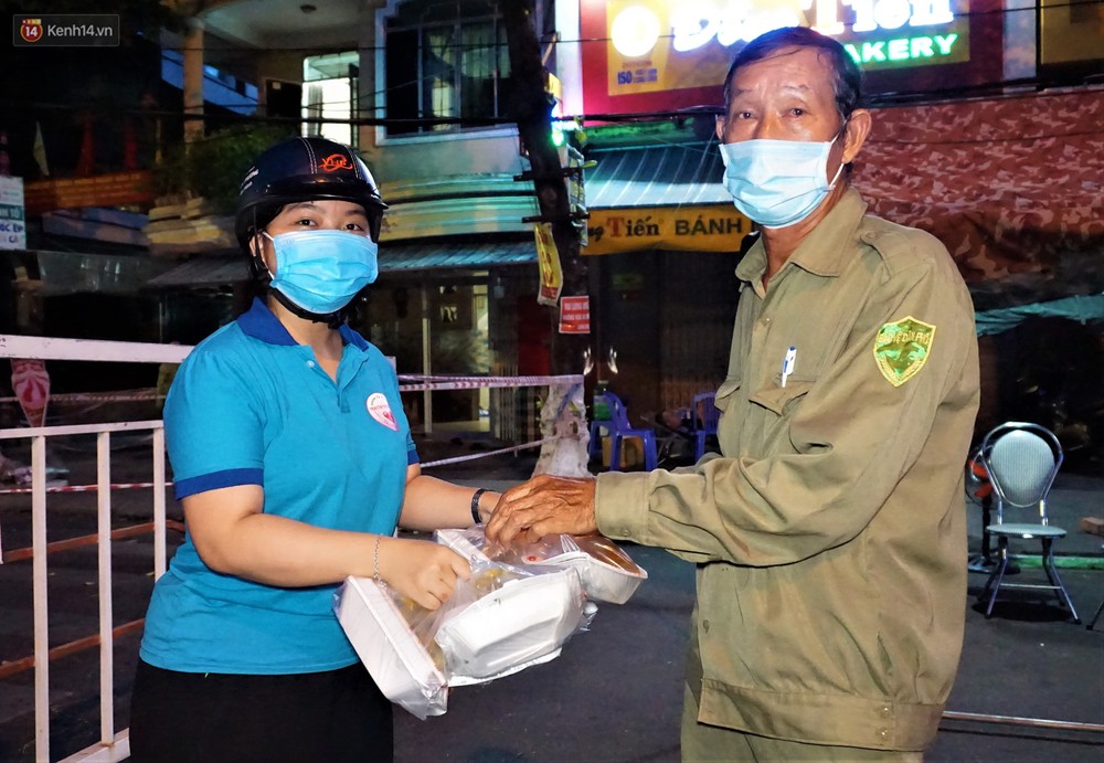 Ấm lòng những suất ăn khuya tiếp sức cho tuyến đầu chống dịch Covid-19 ở Đà Nẵng - Ảnh 7.